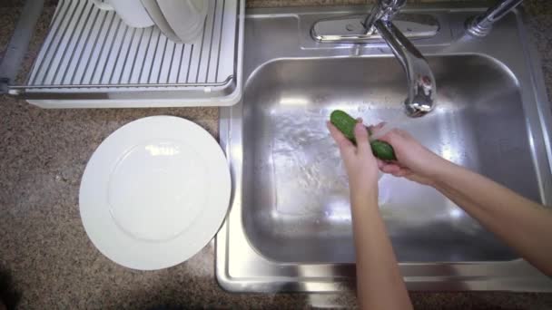 Mujer Está Lavando Pepino Bajo Agua Corriente Fregadero Cocina Concepto — Vídeos de Stock