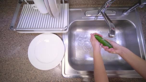 Mulher Está Lavando Pepino Sob Água Corrente Pia Cozinha Conceito — Vídeo de Stock