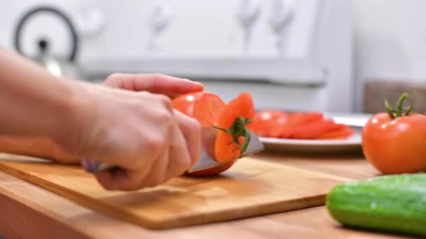 Жіночі Руки Вирізали Помідор Жінка Використовуючи Кухонний Ніж Нарізає Свіжий — стокове відео