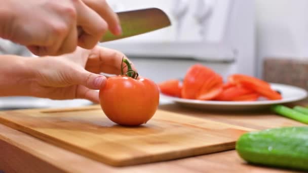 Frauenhände Schneiden Tomaten Frau Schneidet Mit Küchenmesser Frische Tomaten Auf — Stockvideo