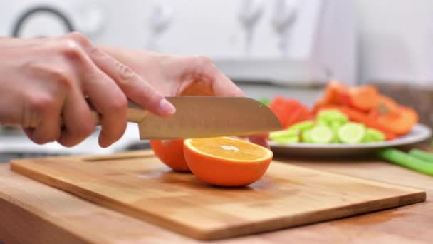 Жіночі Руки Вирізані Апельсином Жінка Використовуючи Кухонний Ніж Нарізає Свіжий — стокове відео