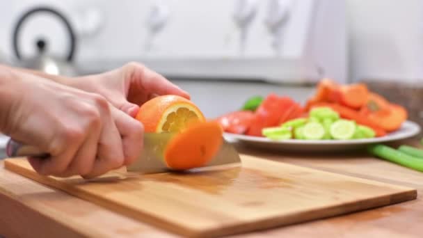 Жіночі Руки Вирізані Апельсином Жінка Використовуючи Кухонний Ніж Нарізає Свіжий — стокове відео