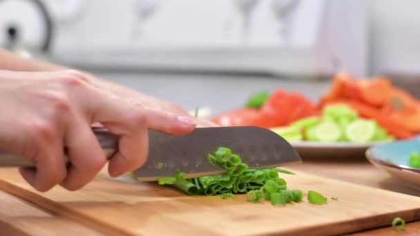 Mani Femminili Tagliano Cipolle Verdi Donna Con Coltello Cucina Sta — Video Stock