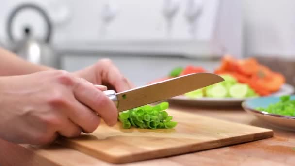 Las Manos Femeninas Cortan Cebollas Verdes Mujer Usando Cuchillo Cocina — Vídeos de Stock