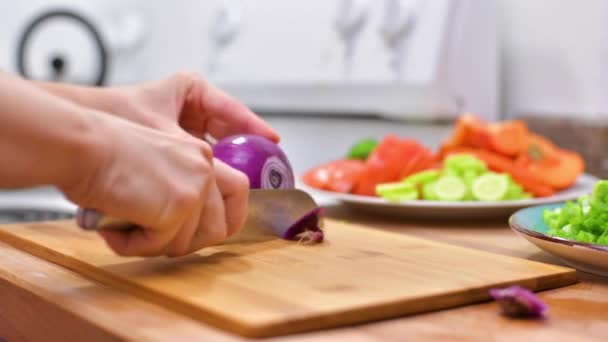 Жіночі Руки Порізали Червону Цибулю Жінка Використовуючи Кухонний Ніж Нарізає — стокове відео