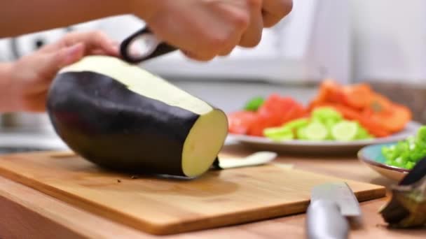 Жіночі Руки Розрізали Баклажани Жінка Використовує Кухонний Ніж Нарізання Свіжого — стокове відео