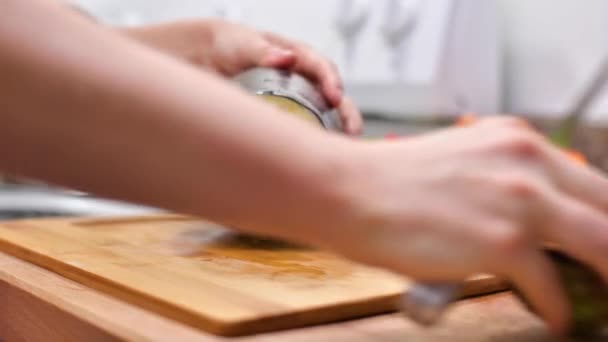 女性の手はナスを切った 木製ボード上の新鮮なナスをスライスキッチンナイフを使用して女性 — ストック動画