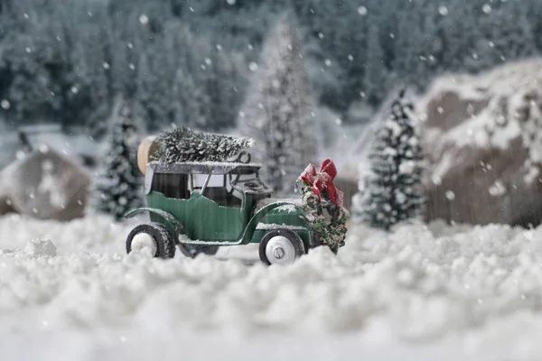 Miniatur-Oldtimer mit Weihnachtsbaum in verschneiter Winterlandschaft — Stockfoto