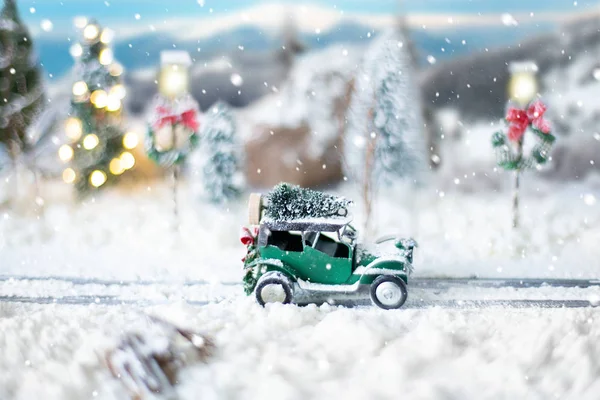 Miniatur-Oldtimer mit Weihnachtsbaum im Winter — Stockfoto