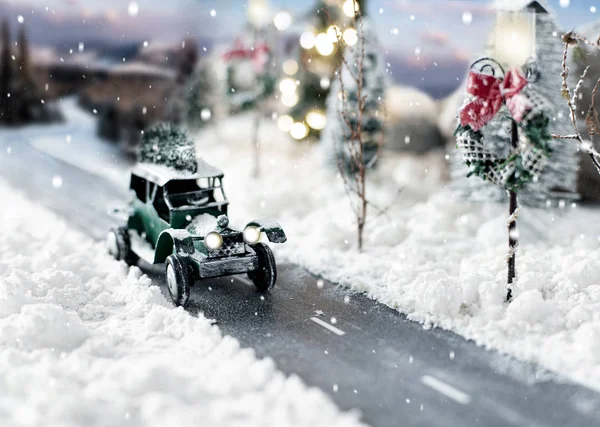 Miniatur-Oldtimer mit Weihnachtsbaum auf schneebedecktem Hintergrund — Stockfoto