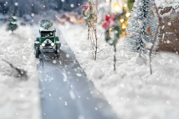 Miniatur-Oldtimer mit Weihnachtsbaum im Winter — Stockfoto