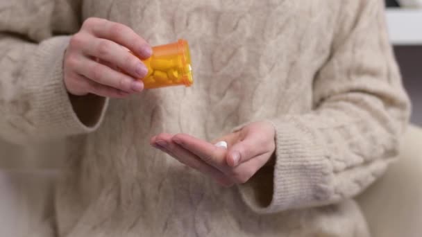 Vrouw Slikt Vitaminen Vrouw Giet Pillen Palm Van Haar Hand — Stockvideo