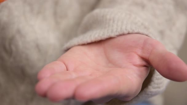 Une femme prend des pilules. Femme verse deux pilules dans la paume de sa main et prend des comprimés d'antibiotiques 