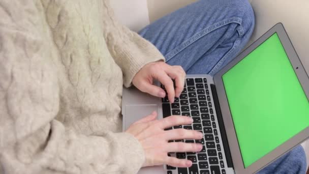 Vrouw Werkt Thuis Met Behulp Van Laptop Computer Met Groen — Stockvideo