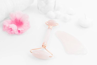 Yeşim silindirli. Güzel yüz masajı terapisi için yeşim yüz silindiri.