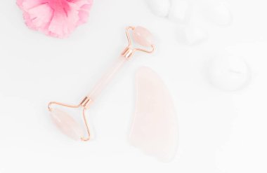 Yeşim silindirli. Güzel yüz masajı terapisi için yeşim yüz silindiri.