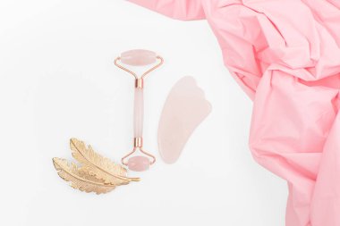 Yeşim silindirli. Güzel yüz masajı terapisi için yeşim yüz silindiri.