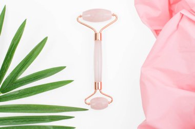 Yeşim silindirli. Güzel yüz masajı terapisi için yeşim yüz silindiri.