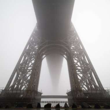 Sis. George Washington köprüsü sisli bir günde