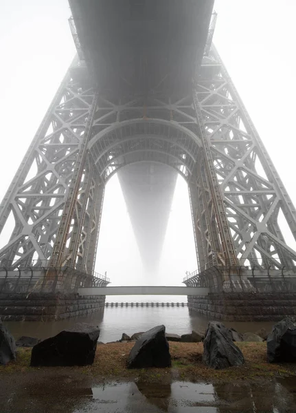 Mist. George Washington brug in een mistige dag — Stockfoto