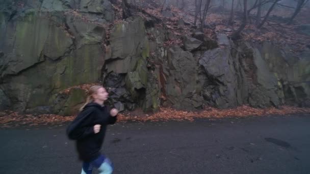 Läuft Einem Nebligen Morgen Frau Läuft Nebel Durch Den Wald — Stockvideo