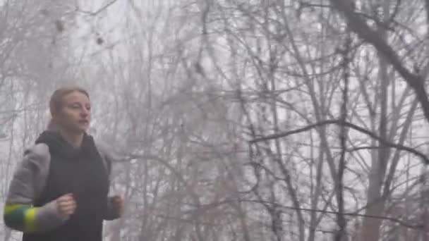 Corre Nella Nebbia Mattutina Donna Che Corre Attraverso Foresta Nella — Video Stock