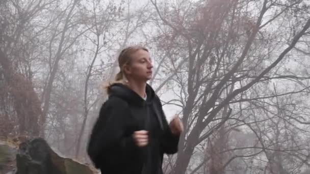 Corre Nella Nebbia Mattutina Donna Che Corre Attraverso Foresta Nella — Video Stock