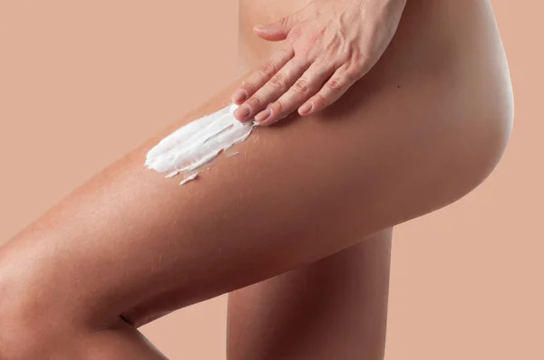 Testápolás. Nő alkalmazó anti cellulit krém lábak. — Stock Fotó
