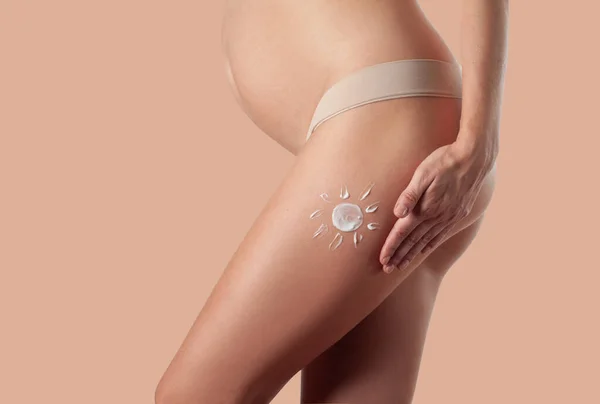 Cura del corpo. Donna incinta che applica crema solare lozione — Foto Stock