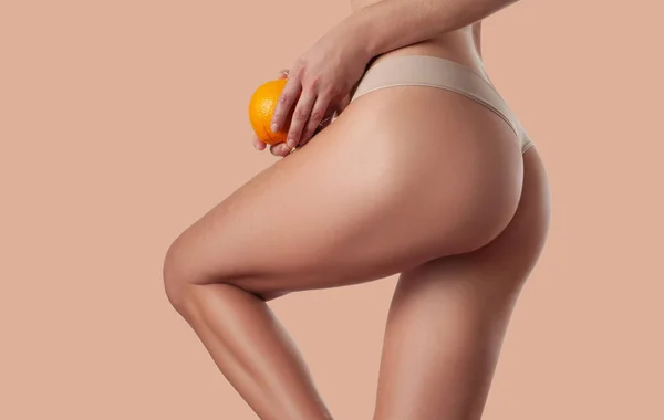 Corpo de mulher magro em forma. Perfeito nádegas femininas e quadris sem ce — Fotografia de Stock