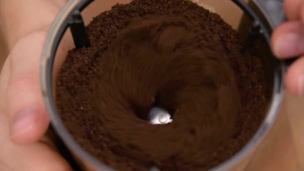 Menggiling Biji Kopi Dalam Penggiling Kopi Listrik Close — Stok Video