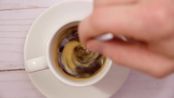 Ansicht Von Hand Rühren Kaffee Mit Löffel Tasse Heißen Schwarzen — Stockvideo