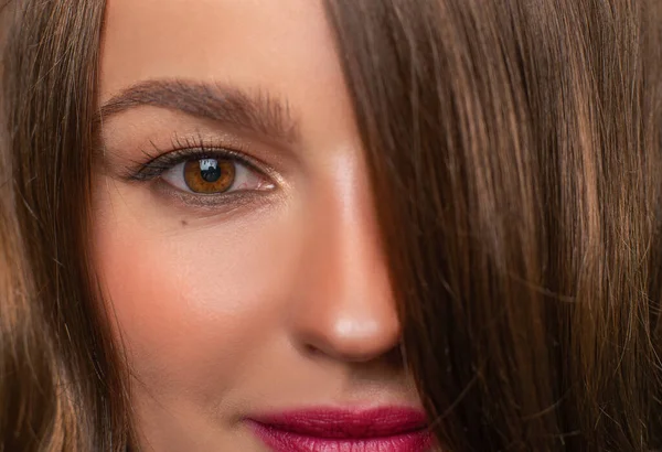Красивый глаз женщины с идеальным макияжем . — стоковое фото