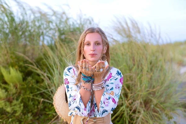 Hermosa mujer con vestido largo y accesorios de estilo boho . — Foto de Stock