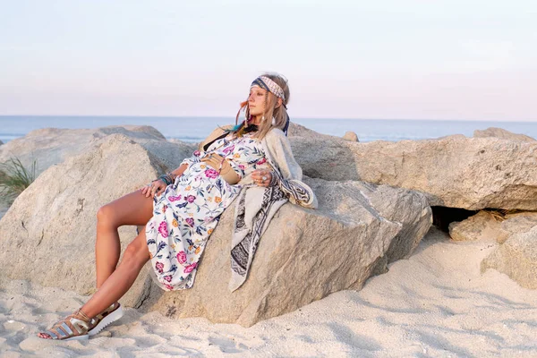 Женщина в длинном платье и аксессуарах в стиле fashion. Девушка в феминистском стиле на пляже — стоковое фото