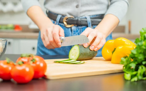 Mujer Está Cortando Pepino Tabla Cortar Cocina Verduras Frescas Para — Foto de Stock