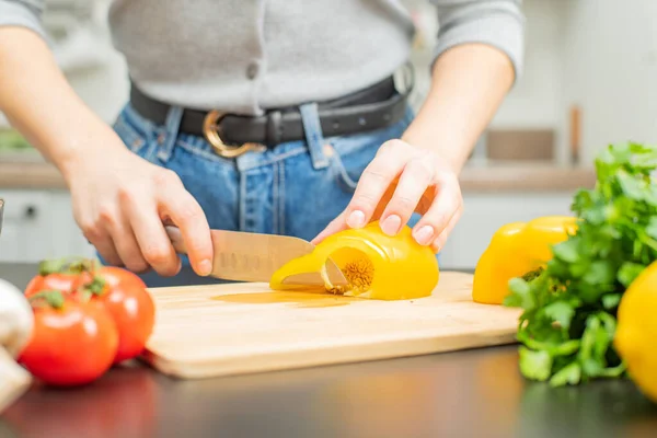 Mujer Está Cortando Pimienta Amarilla Tabla Cortar Cocina Verduras Frescas — Foto de Stock