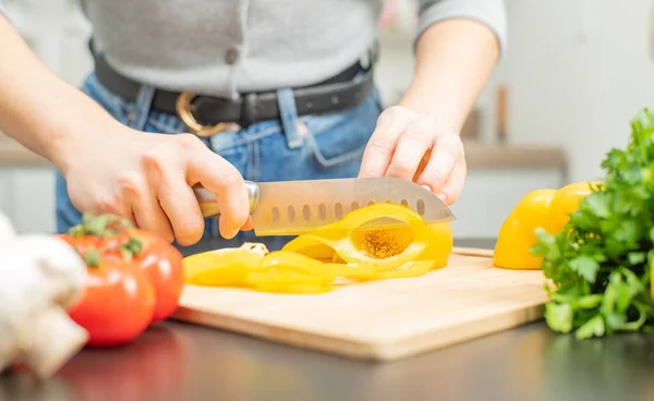 Mujer Está Cortando Pimienta Amarilla Tabla Cortar Cocina Verduras Frescas — Foto de Stock