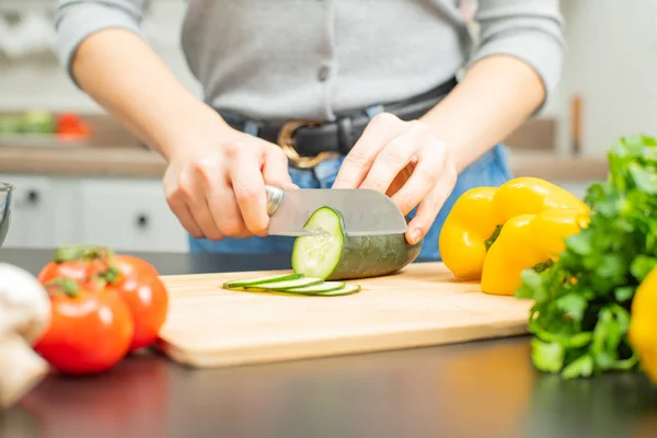 Mujer Está Cortando Pepino Tabla Cortar Cocina Verduras Frescas Para — Foto de Stock