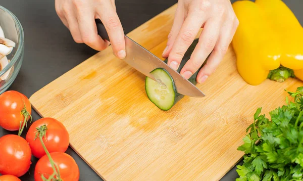 Mujer Está Cortando Pepino Tabla Cortar Cocina Verduras Frescas Para — Foto de Stock