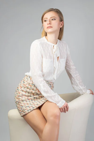 Модная Одежда Красивая Модная Женщина Юбке Белая Рубашка Студии — стоковое фото