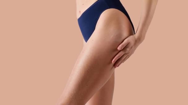 スキンケアと抗セルライトクリーム 足に保湿化粧水を塗る完璧な体を持つ女性 — ストック動画