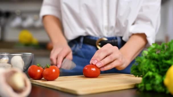 Mujer Está Cortando Tomates Tabla Cortar Cocina Cámara Lenta Verduras — Vídeos de Stock