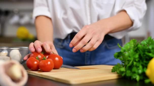 Mujer Está Cortando Tomates Tabla Cortar Cocina Cámara Lenta Verduras — Vídeos de Stock