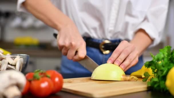 Mujer Está Cortando Tomates Tabla Cortar Cocina Cámara Lenta Verduras — Vídeo de stock