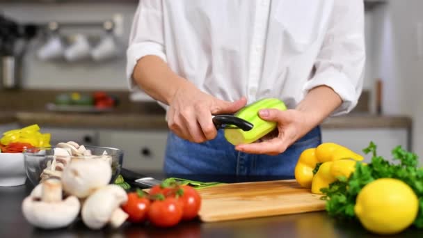 Mulher Está Cortando Tomates Placa Corte Cozinha Câmera Lenta Legumes — Vídeo de Stock