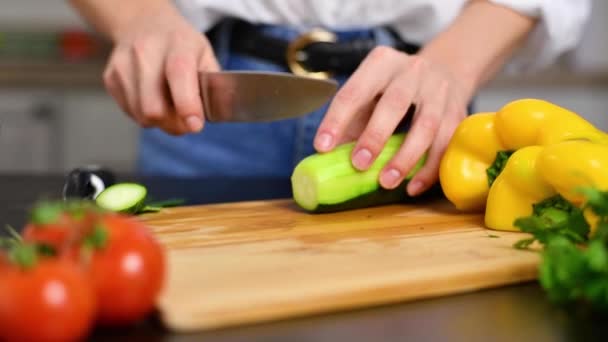 Mujer Está Cortando Tomates Tabla Cortar Cocina Cámara Lenta Verduras — Vídeos de Stock
