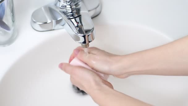 Mulher Lavando Mãos Com Sabão Sob Água Corrente Uma Pia — Vídeo de Stock