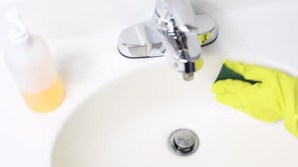 Mujer Está Limpiando Lavabo Con Detergente Esponja Guantes Goma Amarillos — Vídeos de Stock