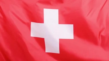 Yavaş çekimde rüzgarda dalgalanan İsviçre bayrağı. İsviçre 'nin Ulusal Bayrağı.